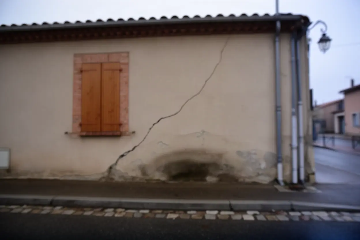 Façade fissurée avec traces d'infiltration à Blagnac