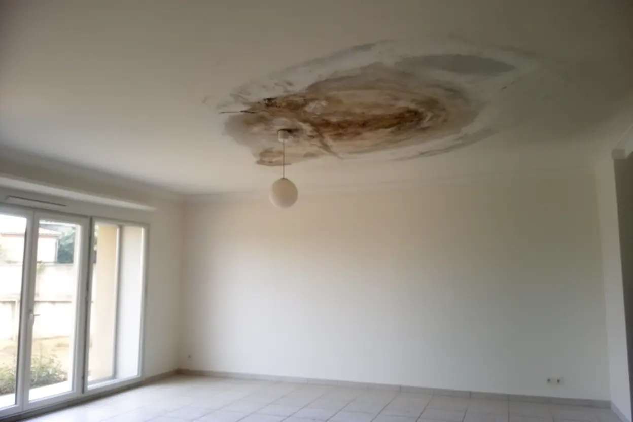 Auréole d'humidité au plafond avant traitement à Labège
